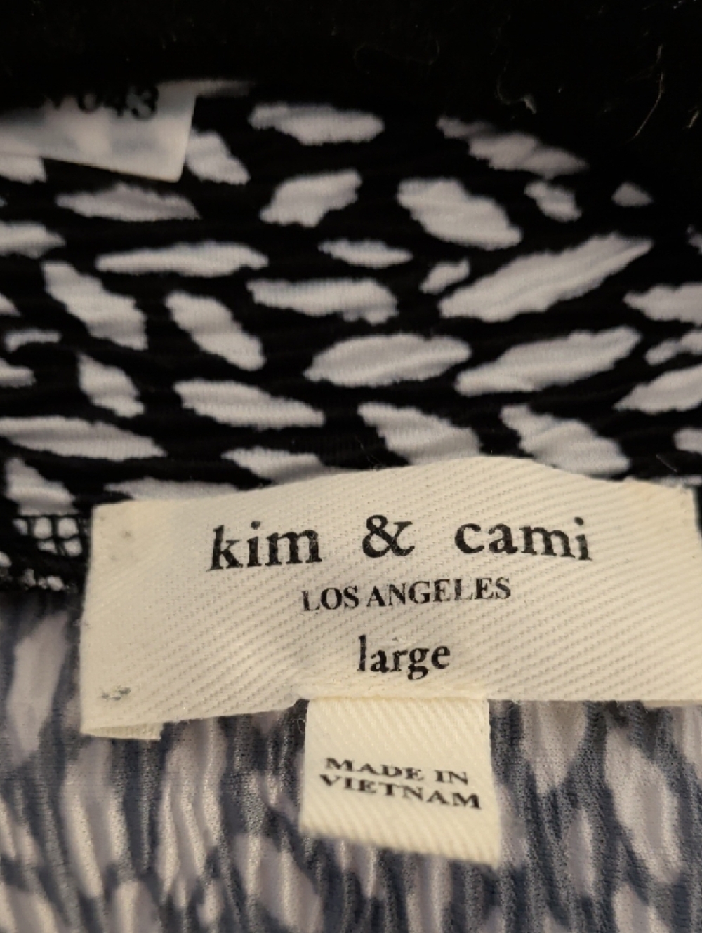Kim & Cami. Black and White Patterned Button-Front Blouse - Picture 6 of 7
